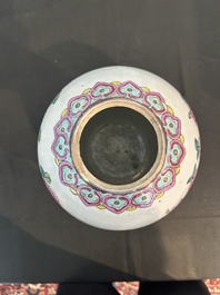 Vase couvert &agrave; d&eacute;cor d'antiquit&eacute;s, un pot couvert et un bol &agrave; d&eacute;cor d'immortels en porcelaine de Chine famille rose, 19&egrave;me si&egrave;cle