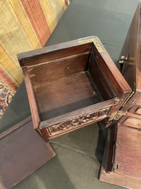 Coffre de toilette en bois aux montures en laiton dor&eacute;, Chine, 19&egrave;me si&egrave;cle