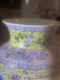 Deux vases en porcelaine de Chine famille rose &agrave; d&eacute;cor de dames se relaxant dans un jardin de palais, marque de Qianlong, R&eacute;publique, 20&egrave;me si&egrave;cle
