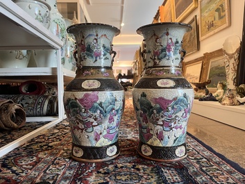 Cinq vases en porcelaine de Chine bleu, blanc et famille rose, 19&egrave;me/20&egrave;me si&egrave;cle