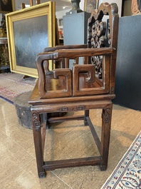 Chaise en bois dur sculpt&eacute; et ajour&eacute;, Chine, 20&egrave;me si&egrave;cle