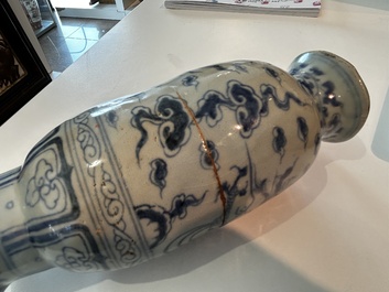 Vase en porcelaine de Chine en bleu et blanc &agrave; d&eacute;cor d'un dragon parmi des nuages, probablement Yuan