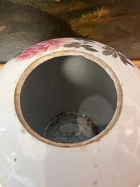 Trois vases en porcelaine de Chine bleu et blanc et un pot qianjiang cai &agrave; d&eacute;cor d'antiquit&eacute;s, 19&egrave;me/20&egrave;me si&egrave;cle