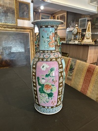 Vase en porcelaine de Chine famille rose sur fond brun capucin &agrave; d&eacute;cor de panneaux roses et turquoise &agrave; d&eacute;cor floral, 19&egrave;me si&egrave;cle