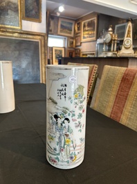 Deux vases et deux portes-chapeaux en porcelaine de Chine famille rose &agrave; d&eacute;cor figuratif et de paysage, 19&egrave;me/20&egrave;me si&egrave;cle