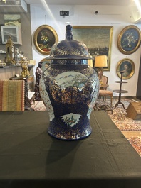 Een paar grote Chinese famille rose vazen met draken en feniksen op blauwe fondkleur, Kangxi merk, 19de eeuw