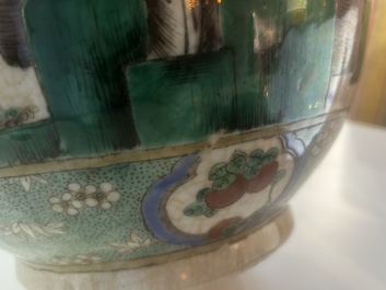 Vase en porcelaine de Chine famille verte dite 'de Nankin'  &agrave; d&eacute;cor de visite &agrave; la cour, 19&egrave;me si&egrave;cle