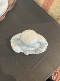 Quatre sculptures de Bouddha et de Guanyin en porcelaine blanc de Chine et famille rose, 19&egrave;me/20&egrave;me si&egrave;cle