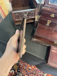 Coffre de toilette en bois aux montures en laiton dor&eacute;, Chine, 19&egrave;me si&egrave;cle
