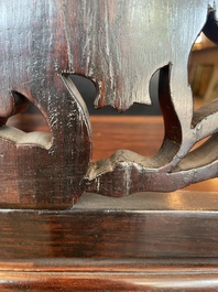 Chaise en bois dur sculpt&eacute; et ajour&eacute;, Chine, 20&egrave;me si&egrave;cle