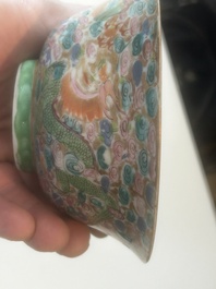 Paire de vols couverts en porcelaine de Chine famille rose de Canton &agrave; d&eacute;cor de dragons, 19&egrave;me si&egrave;cle