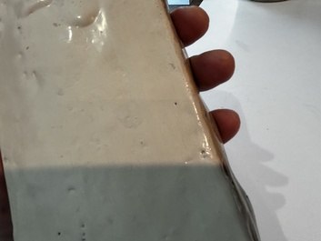 Plaque d'autel &agrave; d&eacute;cor d'immortel en blanc de Chine du Fujian, fin de la dynastie Ming