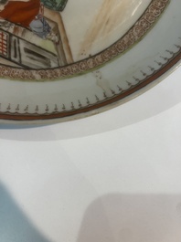 Paire d'assiettes en porcelaine de Chine famille rose &agrave; d&eacute;cor de lettr&eacute; et son serviteur dans un int&eacute;rieur, Qianlong/Jiaqing