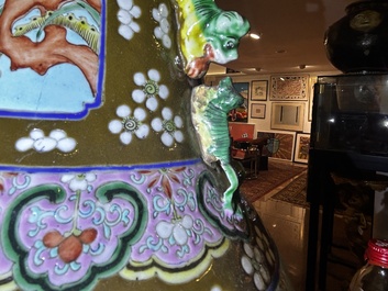 Vase en porcelaine de Chine famille rose sur fond brun capucin &agrave; d&eacute;cor de panneaux roses et turquoise &agrave; d&eacute;cor floral, 19&egrave;me si&egrave;cle