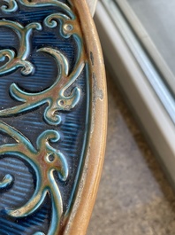 Jardini&egrave;re sur pi&eacute;tement tripode &agrave; d&eacute;cor de mascarons et de griffons en majolique dans le style de Minton, 19&egrave;me/20&egrave;me si&egrave;cle