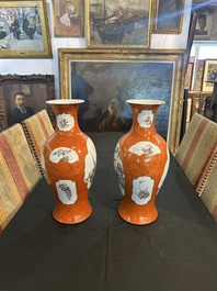 Paire de vases en porcelaine de Chine famille rose &agrave; fond rouge de corail, marque de Qianlong, R&eacute;publique, 20&egrave;me si&egrave;cle
