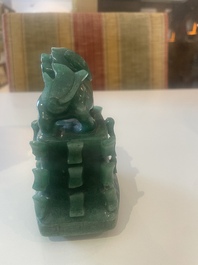 Vase couvert de style archa&iuml;que en pierre dure, Chine, 20&egrave;me si&egrave;cle
