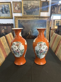 Paire de vases en porcelaine de Chine famille rose &agrave; fond rouge de corail, marque de Qianlong, R&eacute;publique, 20&egrave;me si&egrave;cle