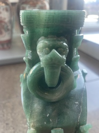 Vase couvert de style archa&iuml;que en pierre dure, Chine, 20&egrave;me si&egrave;cle