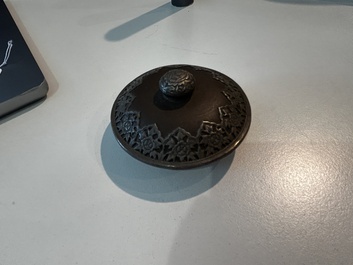 Een diverse collectie porselein en steengoed, China, Vietnam en Thailand, 16de/20ste eeuw