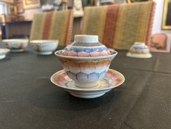 Deux paires de bols couverts sur pied en porcelaine de Chine famille rose &agrave; d&eacute;cor floral et d'oiseaux parmi des branches fleuries, 19&egrave;me si&egrave;cle