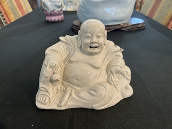 Quatre sculptures de Bouddha et de Guanyin en porcelaine blanc de Chine et famille rose, 19&egrave;me/20&egrave;me si&egrave;cle