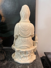 Deux groupes de Guanyin avec un enfant et un Luohan en blanc de Chine, 20&egrave;me si&egrave;cle
