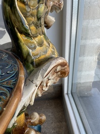 Jardini&egrave;re sur pi&eacute;tement tripode &agrave; d&eacute;cor de mascarons et de griffons en majolique dans le style de Minton, 19&egrave;me/20&egrave;me si&egrave;cle