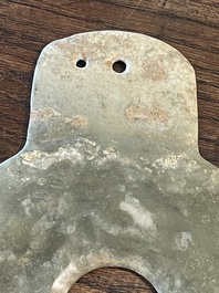 Un disque bi et une hache rituelle en jade, Chine, probablement Liangzhu et p&eacute;riode des Royaumes combattants