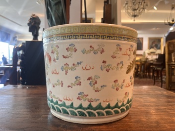 Pot &agrave; rouleaux en porcelaine de Chine famille rose &agrave; d&eacute;cor de dragon et de ph&eacute;nix, 19&egrave;me si&egrave;cle