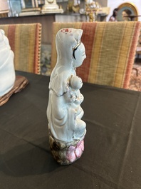 Quatre sculptures de Bouddha et de Guanyin en porcelaine blanc de Chine et famille rose, 19&egrave;me/20&egrave;me si&egrave;cle