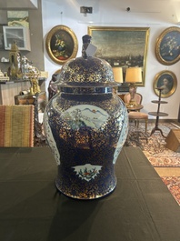 Een paar grote Chinese famille rose vazen met draken en feniksen op blauwe fondkleur, Kangxi merk, 19de eeuw
