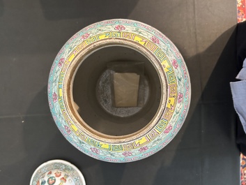 Vase couvert &agrave; d&eacute;cor d'antiquit&eacute;s, un pot couvert et un bol &agrave; d&eacute;cor d'immortels en porcelaine de Chine famille rose, 19&egrave;me si&egrave;cle