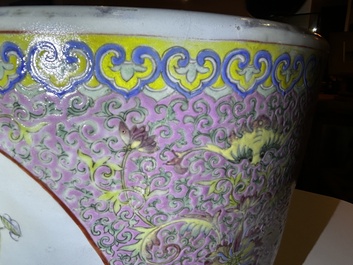 Een Chinese famille rose jardini&egrave;re met vogels tussen bloesemtakken en floraal decor, 19de eeuw