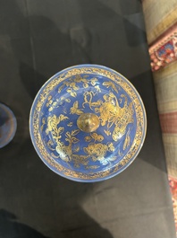 Paire de vases en porcelaine de Chine famille verte sur fond bleu poudr&eacute; &agrave; d&eacute;cor de sc&egrave;nes de palais, 19&egrave;me si&egrave;cle
