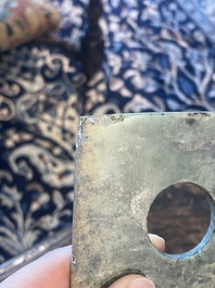 Un disque bi et une hache rituelle en jade, Chine, probablement Liangzhu et p&eacute;riode des Royaumes combattants
