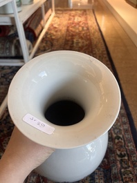 Cinq vases en porcelaine de Chine bleu, blanc et famille rose, 19&egrave;me/20&egrave;me si&egrave;cle