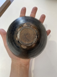 Een diverse collectie vroeg Chinees en Japans steengoed, Song en later