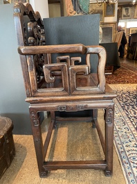 Chaise en bois dur sculpt&eacute; et ajour&eacute;, Chine, 20&egrave;me si&egrave;cle