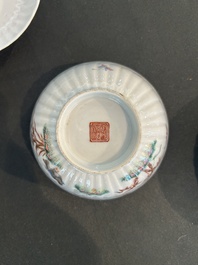 Deux paires de bols couverts sur pied en porcelaine de Chine famille rose &agrave; d&eacute;cor floral et d'oiseaux parmi des branches fleuries, 19&egrave;me si&egrave;cle