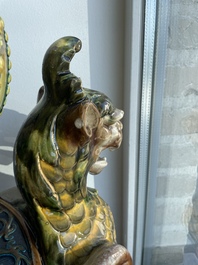 Jardini&egrave;re sur pi&eacute;tement tripode &agrave; d&eacute;cor de mascarons et de griffons en majolique dans le style de Minton, 19&egrave;me/20&egrave;me si&egrave;cle