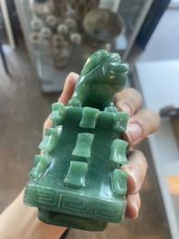 Vase couvert de style archa&iuml;que en pierre dure, Chine, 20&egrave;me si&egrave;cle