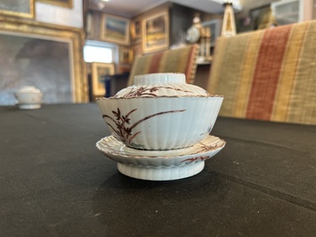 Deux paires de bols couverts sur pied en porcelaine de Chine famille rose &agrave; d&eacute;cor floral et d'oiseaux parmi des branches fleuries, 19&egrave;me si&egrave;cle