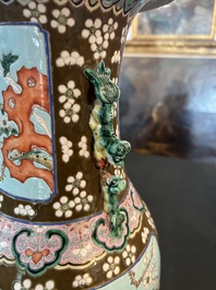 Vase en porcelaine de Chine famille rose sur fond brun capucin &agrave; d&eacute;cor de panneaux roses et turquoise &agrave; d&eacute;cor floral, 19&egrave;me si&egrave;cle