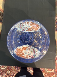 Een paar grote Chinese famille rose vazen met draken en feniksen op blauwe fondkleur, Kangxi merk, 19de eeuw