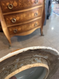 Paire de vases en porcelaine de Chine famille rose &agrave; d&eacute;cor floral, 19&egrave;me si&egrave;cle