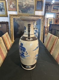Paire de vases en porcelaine de Chine bleu et blanc dite 'de Nankin' &agrave; d&eacute;cor de lions bouddhistes et d'oiseaux parmi des branches fleuries, 19&egrave;me s.