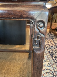 Chaise en bois dur sculpt&eacute; et ajour&eacute;, Chine, 20&egrave;me si&egrave;cle