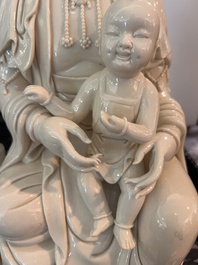 Deux groupes de Guanyin avec un enfant et un Luohan en blanc de Chine, 20&egrave;me si&egrave;cle