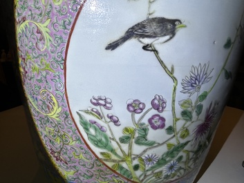 Een Chinese famille rose jardini&egrave;re met vogels tussen bloesemtakken en floraal decor, 19de eeuw